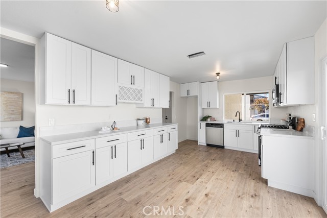 Detail Gallery Image 20 of 54 For 22015 Romar St, Chatsworth,  CA 91311 - 4 Beds | 3 Baths