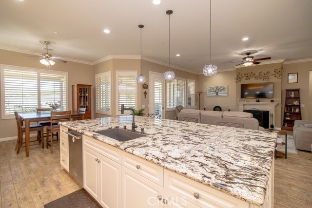 464 Whitney Peak, Beaumont CA: https://media.crmls.org/medias/def052e5-cdfb-4575-9104-819c22d0d182.jpg