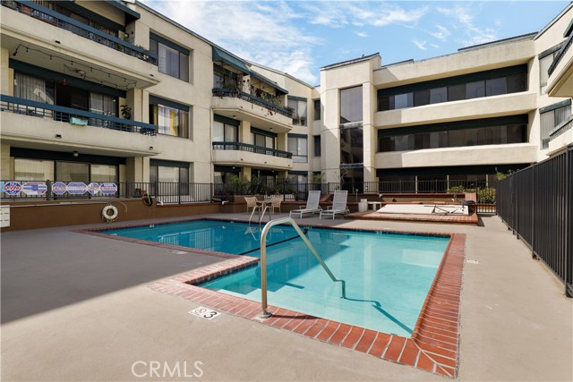 435 S La Fayette Park Place, Los Angeles CA: https://media.crmls.org/medias/def149d3-f3f2-4d0d-bbed-9ff066136cc6.jpg