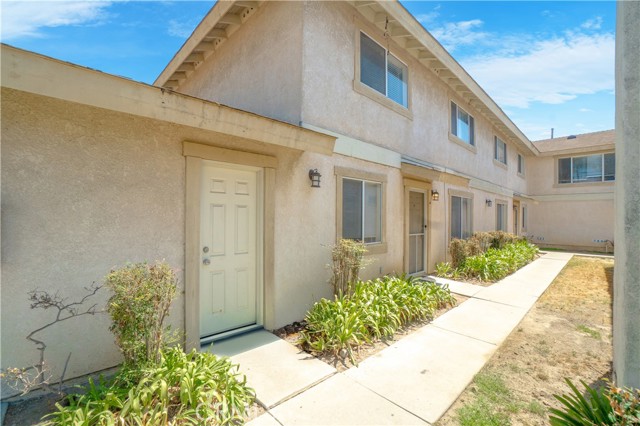 8020 Mckinley Avenue, South Gate CA: https://media.crmls.org/medias/def15c8d-b1ba-40ff-97bf-c39611af0e0a.jpg
