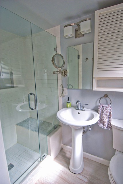 Detail Gallery Image 12 of 20 For 545 1st St #B,  Manhattan Beach,  CA 90266 - 1 Beds | 1 Baths