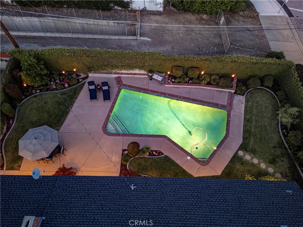 https://media.crmls.org/medias/def30d73-06f3-4aa7-8a3b-71fe15418b2a.jpg?preset=X-Large