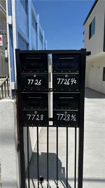 7726 1/2 Laurel Canyon Boulevard, North Hollywood CA: https://media.crmls.org/medias/def3987e-73de-493a-b421-4dd9973d6cff.jpg