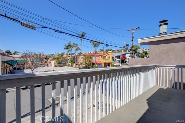 Detail Gallery Image 8 of 27 For 814 3rd St, Hermosa Beach,  CA 90254 - 3 Beds | 2 Baths