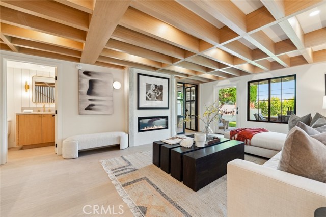 13817 Valley Vista Blvd, Sherman Oaks CA: https://media.crmls.org/medias/defa9cd9-3a62-4758-8399-8c911cb72940.jpg