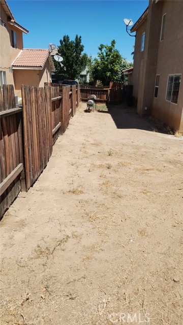 1658 E Avenue J4, Lancaster CA: https://media.crmls.org/medias/defedc00-1727-4f86-b3b8-38077d8c7997.jpg
