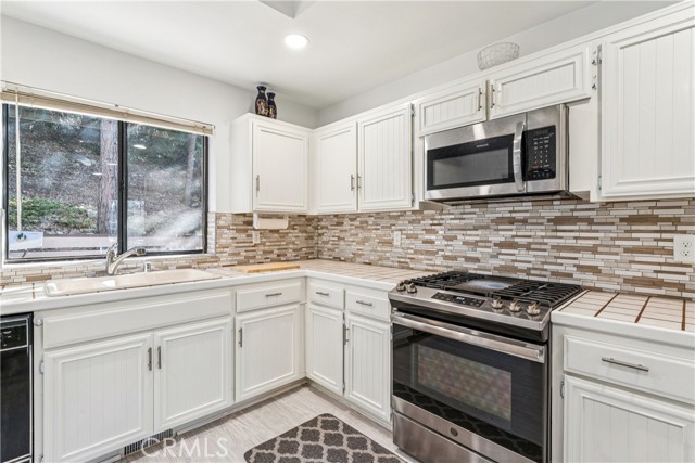 Detail Gallery Image 9 of 42 For 965 Sandalwood Dr, Lake Arrowhead,  CA 92352 - 3 Beds | 3 Baths