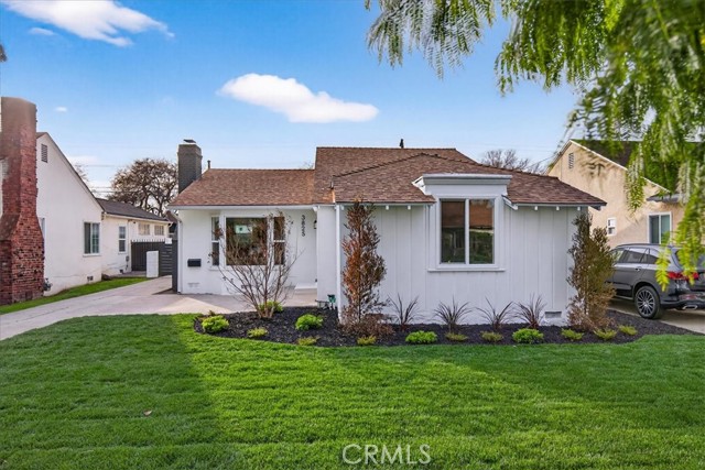 Detail Gallery Image 2 of 34 For 3825 Edgehill Dr, Los Angeles,  CA 90008 - 3 Beds | 2 Baths