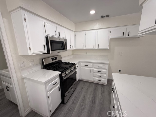 Detail Gallery Image 11 of 33 For 13577 Red Mahogany Dr, Moreno Valley,  CA 92553 - 3 Beds | 2/1 Baths
