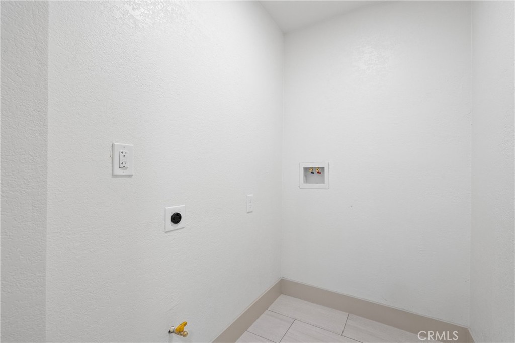https://media.crmls.org/medias/df06da16-52eb-4cbc-b70d-fe11796f591e.jpg?preset=X-Large