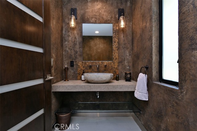 Detail Gallery Image 16 of 41 For 6100 Maury Ave, Woodland Hills,  CA 91367 - 4 Beds | 2/1 Baths