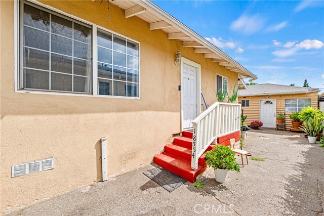 Detail Gallery Image 2 of 15 For 18554 Bryant St, Northridge,  CA 91324 - 3 Beds | 2 Baths