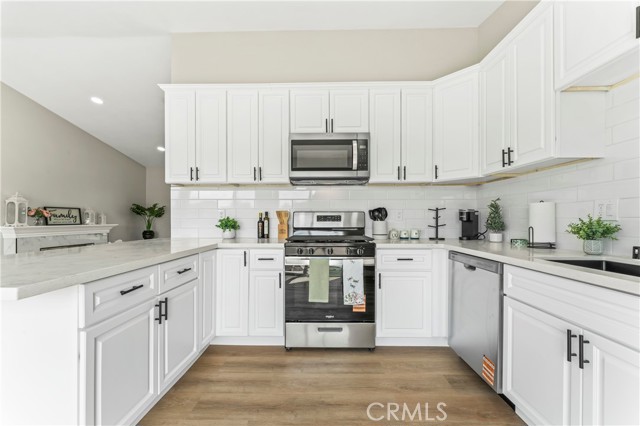 Detail Gallery Image 3 of 32 For 13875 Stage Coach Cir., Victorville,  CA 92392 - 3 Beds | 2 Baths