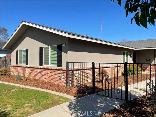 Detail Gallery Image 2 of 19 For 2538 N Thorne, Fresno,  CA 93704 - 5 Beds | 3 Baths