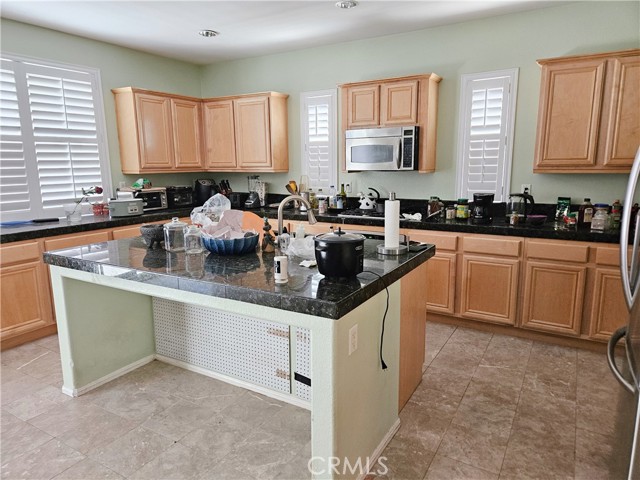 Detail Gallery Image 4 of 21 For 43900 Normandy Ln, Lancaster,  CA 93536 - 6 Beds | 4 Baths