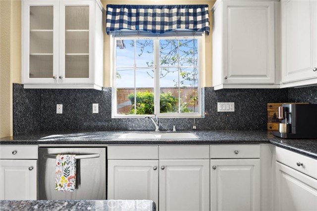 Detail Gallery Image 16 of 52 For 6119 Pilar, Bakersfield,  CA 93306 - 4 Beds | 3 Baths