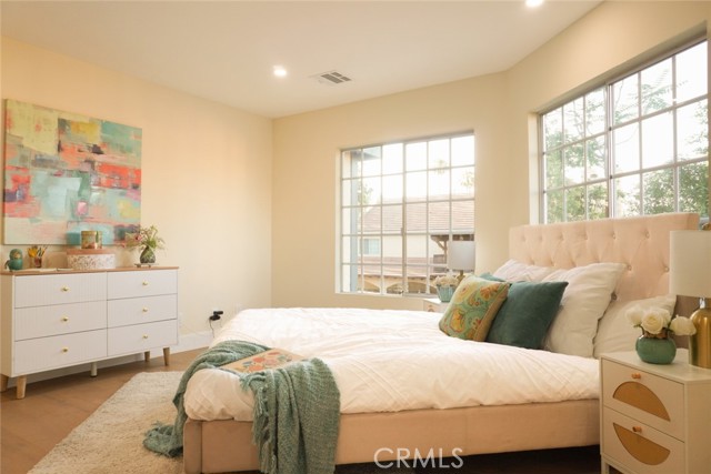 23242 Burbank Boulevard, Woodland Hills CA: https://media.crmls.org/medias/df10805c-4d10-497a-ba4b-fc9eebedbc45.jpg