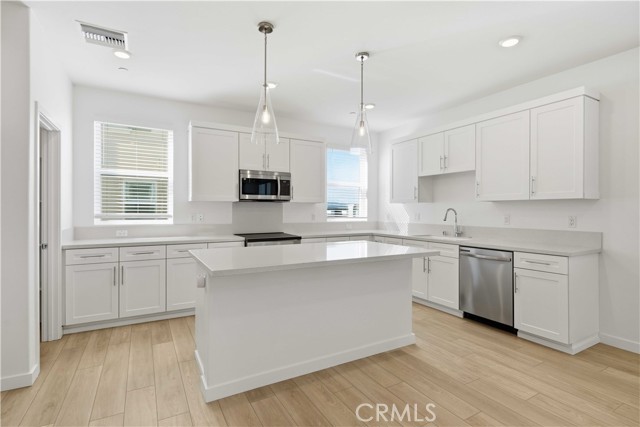 Detail Gallery Image 14 of 29 For 9329 via Azul, Pico Rivera,  CA 90660 - 3 Beds | 3 Baths