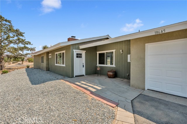 Detail Gallery Image 2 of 46 For 18645 Symeron Rd, Apple Valley,  CA 92307 - 3 Beds | 2 Baths