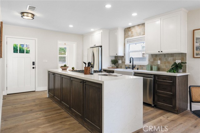 Detail Gallery Image 9 of 51 For 7048 Mclennan Ave, Lake Balboa,  CA 91406 - 4 Beds | 2 Baths