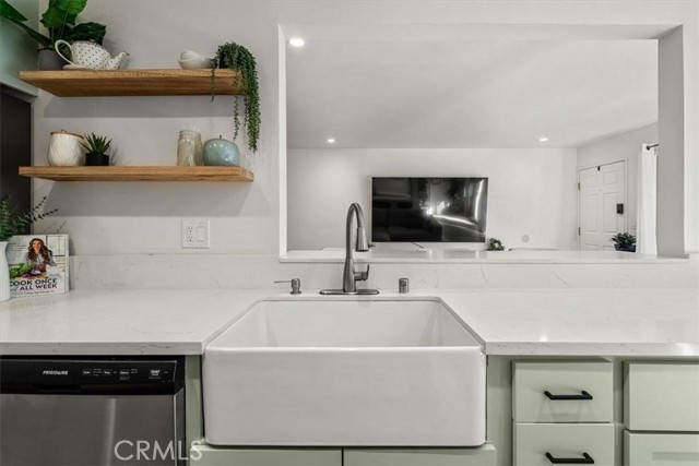 1196 Landsburn Circle, Westlake Village CA: https://media.crmls.org/medias/df19b411-30f5-4c9a-856a-5ec30d50293c.jpg