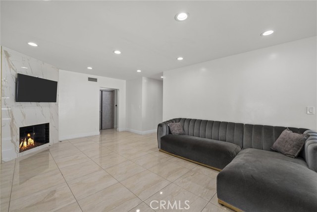 Detail Gallery Image 11 of 41 For 12628 Stagg St, North Hollywood,  CA 91605 - 4 Beds | 2 Baths
