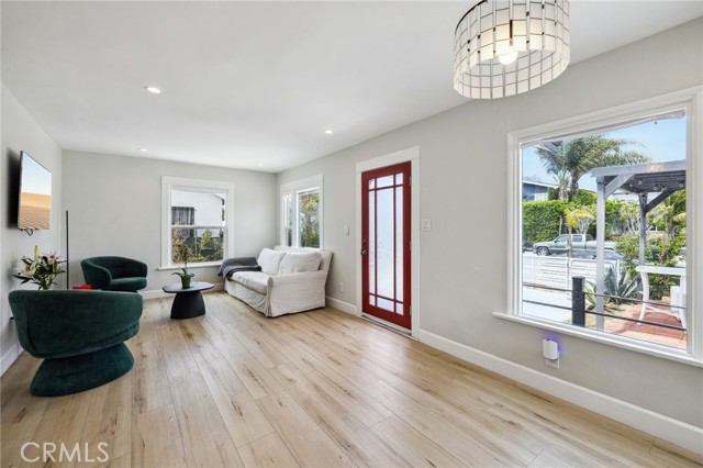 4562 W 17th Street, Los Angeles CA: https://media.crmls.org/medias/df1b800e-6b90-431d-9c37-64e6a5c88ad7.jpg