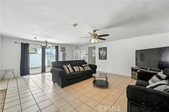 Detail Gallery Image 8 of 22 For 10333 Capistrano Ave, South Gate,  CA 90280 - 2 Beds | 2 Baths