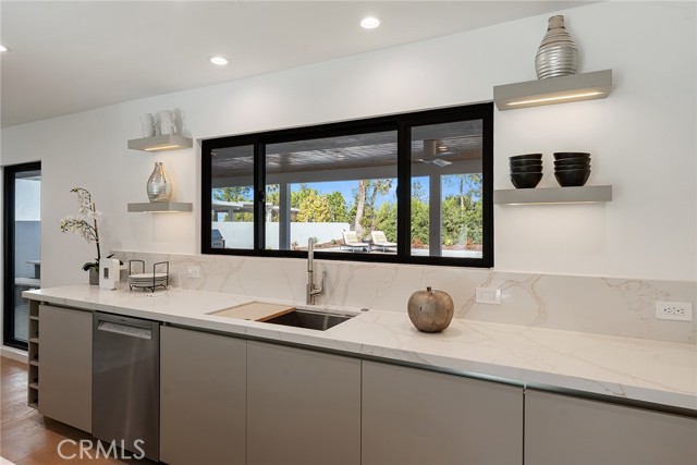 Detail Gallery Image 16 of 54 For 5630 Blanco Ave, Woodland Hills,  CA 91367 - 4 Beds | 4/1 Baths