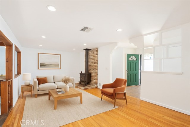 Detail Gallery Image 5 of 42 For 9655 Gothic, North Hills,  CA 91343 - 3 Beds | 2 Baths