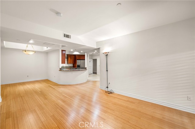 Detail Gallery Image 10 of 37 For 15206 Burbank Bld #104,  Sherman Oaks,  CA 91411 - 2 Beds | 2/1 Baths