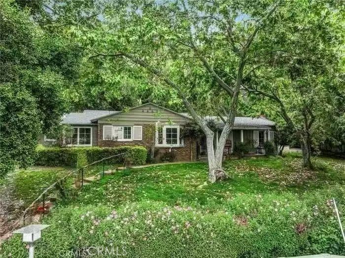 1835 Royal Oaks