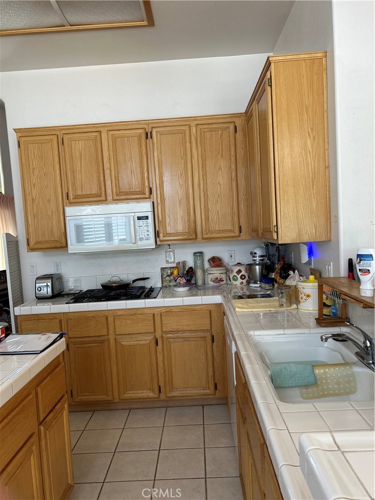 https://media.crmls.org/medias/df2680e5-f687-41c4-88e0-5d136a86fbc8.jpg?preset=X-Large