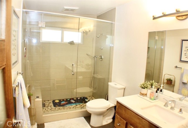 Detail Gallery Image 14 of 23 For 4820 Abbeyville Ave, Woodland Hills,  CA 91364 - 4 Beds | 4 Baths