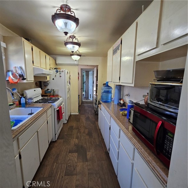 Detail Gallery Image 9 of 15 For 3928 La Crescenta Ave, Glendale,  CA 91020 - 2 Beds | 1 Baths