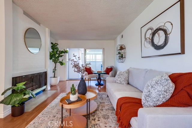 Detail Gallery Image 3 of 66 For 26832 Avenue of the Oaks #D,  Newhall,  CA 91321 - 2 Beds | 2 Baths