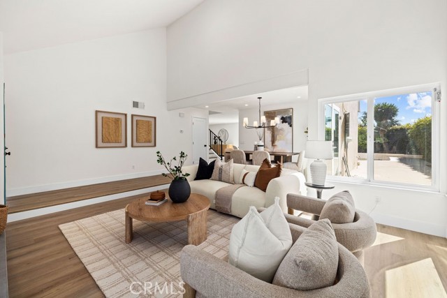 Detail Gallery Image 4 of 43 For 937 Carnation, Costa Mesa,  CA 92626 - 5 Beds | 3 Baths