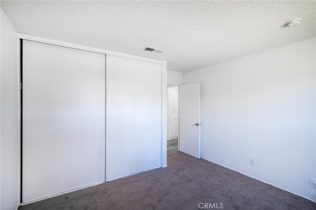 https://media.crmls.org/medias/df3331c9-b7f0-4e63-9fe7-c00dfdb3717a.jpg?preset=X-Large