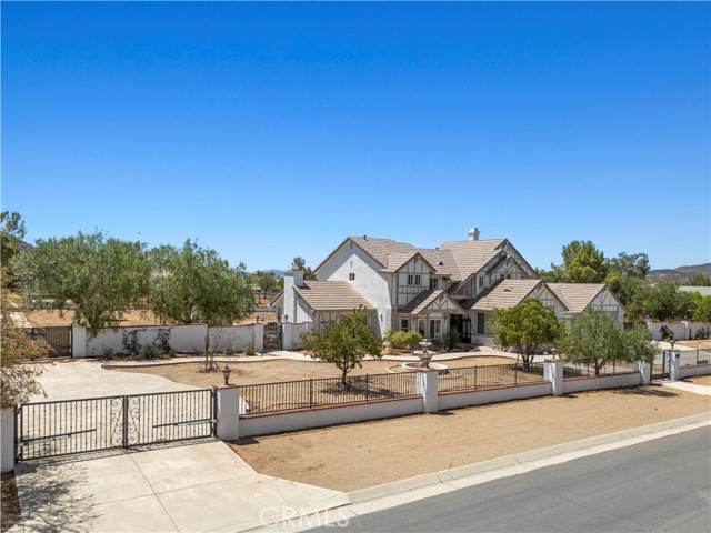 9744 Sweetwater Drive, Agua Dulce CA: https://media.crmls.org/medias/df35425e-488d-4e08-8d18-791a989d381f.jpg