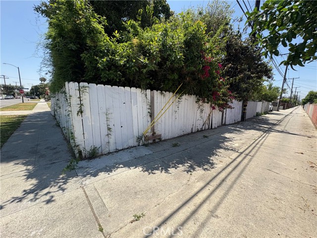 2391 Fashion Avenue, Long Beach CA: https://media.crmls.org/medias/df356edb-eb15-46f1-8220-91d6861ce21f.jpg