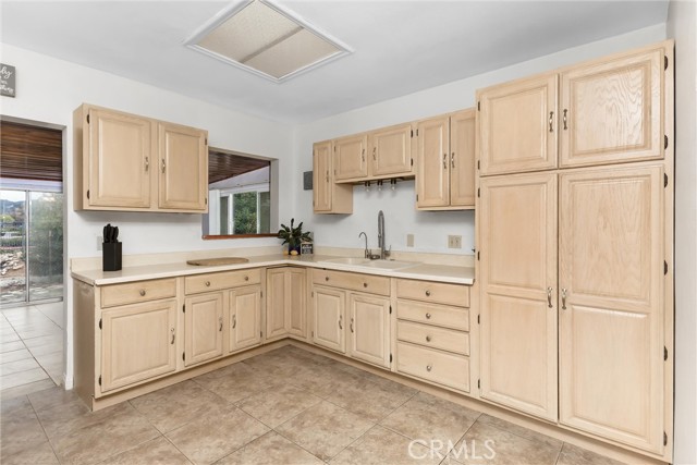 Detail Gallery Image 6 of 25 For 35194 Velardo, Yucaipa,  CA 92399 - 4 Beds | 2 Baths