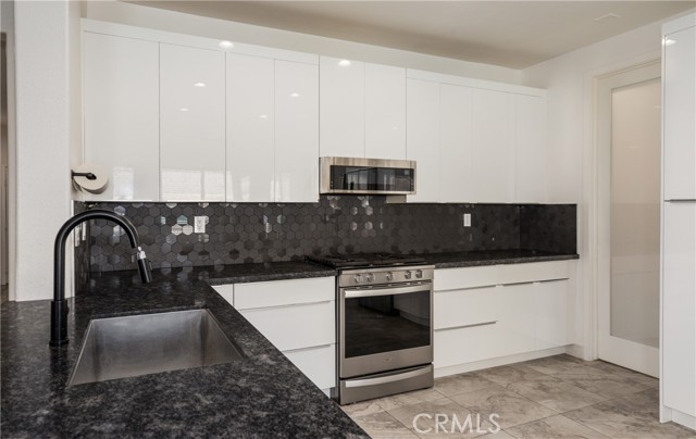 Detail Gallery Image 12 of 38 For 13020 Banning, Victorville,  CA 92392 - 5 Beds | 3/1 Baths