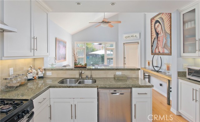 13964 Peach Grove Street, Sherman Oaks CA: https://media.crmls.org/medias/df3eba45-317c-481d-b8ff-b785d4d07339.jpg