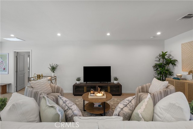 Detail Gallery Image 17 of 39 For 8054 Cedros Ave, Panorama City,  CA 91402 - 5 Beds | 3/1 Baths