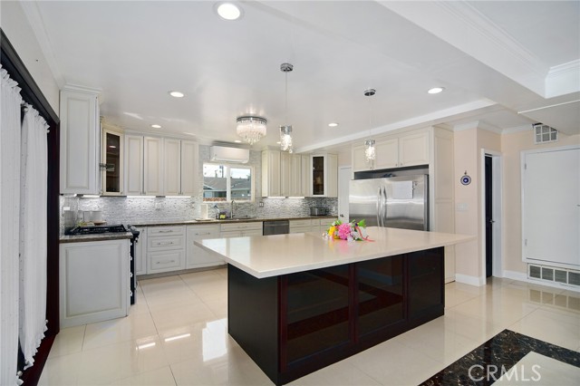 Detail Gallery Image 12 of 42 For 6508 Moorcroft Ave, Woodland Hills,  CA 91303 - 5 Beds | 3/1 Baths