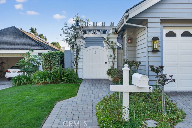 Detail Gallery Image 3 of 56 For 5 Northampton Ct #103,  Newport Beach,  CA 92660 - 3 Beds | 3/1 Baths