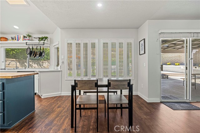 28777 Kathleen Avenue, Saugus CA: https://media.crmls.org/medias/df462bb4-bba5-4a27-9fed-06a56a4e9415.jpg