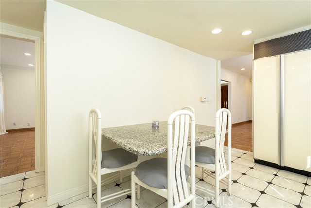 Detail Gallery Image 10 of 50 For 251 N Whitnall, Burbank,  CA 91505 - 4 Beds | 3 Baths