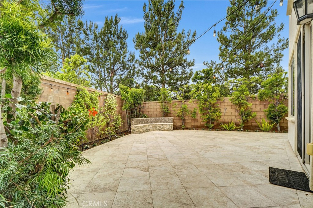 https://media.crmls.org/medias/df4c751d-5d58-4c46-bc02-52784143fd31.jpg?preset=X-Large