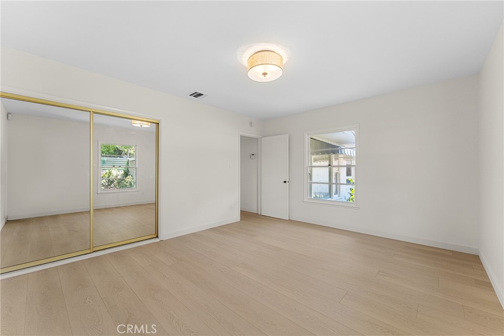 https://media.crmls.org/medias/df508a50-f5d0-4032-855b-dc4577b0da55.jpg?preset=X-Large